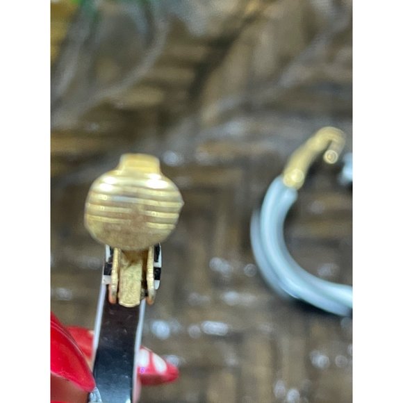 Vintage Clip On Earrings Striped Chunky Hoop Black White Gold - Picture 5 of 7